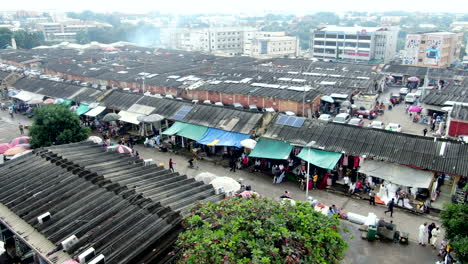 Menschen-Beim-Einkaufen-Auf-Dem-Riesigen-Wuse-Markt-In-Abuja,-Nigeria-–-Absteigende-Luftaufnahme