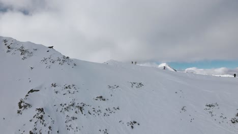 Überflug-Zeitlupen-Drohnenaufnahme,-Die-An-Ein-Paar-Skifahrern-Vorbeifliegt-Und-Den-Vihren-Berggipfel-In-Pirin,-Bulgarien,-Freigibt