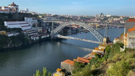 Herrliches-Porto-Stadtbild-Mit-Hängebrücke-über-Den-Wunderschönen-Fluss,-Portugal