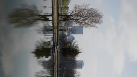 Vertikale-Aufnahme-Von-Bürogebäuden-Hinter-Dem-Park