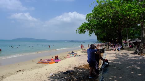 Touristen-Sonnen-Sich-Und-Schwimmen-Am-Strand