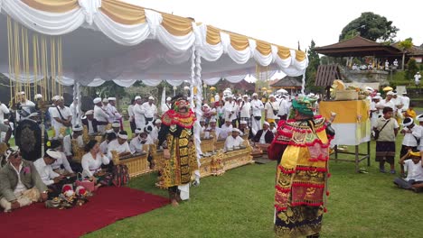 Balinesisches-Theater-Spielt-Maskentanz-Und-Gamelan-Musik-In-Einer-Religiösen-Bali-Hindu-Zeremonie-Im-Besakih-Muttertempel,-Asien,-Indonesien