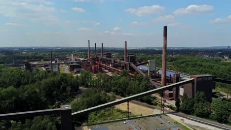 Drohne-Steigt-In-Der-Nähe-Der-Kokerei-Zollverein,-Essen,-Deutschland-Auf