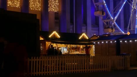 Liverpooler-Weihnachtlich-Beleuchteter-Marktkiosk