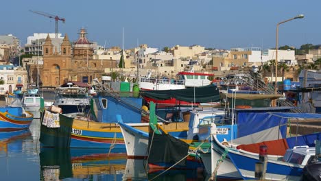 Marsaxlokk,-Malta---14-De-Octubre-De-2019:-Puerto-Y-Horizonte-Del-Pueblo-Pesquero-Tradicional-De-Marsaxlokk-En-La-Isla-De-Malta-En-El-Mar-Mediterráneo
