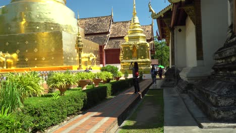 Visitors-sightseeing-at-Phra-Singh-Temple-in-Chiang-Mai,-Thailand