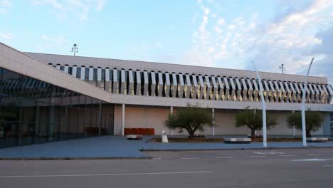 Schwenkansicht-Der-Außenseite-Des-Terminalgebäudes-Des-Flughafens-Castellon,-Spanien
