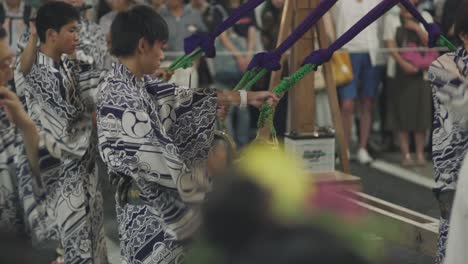 Hiyori-Kagura-Künstler-Führen-Rituale-Durch-Und-Spielen-Musikinstrumente-Auf-Der-Straße-In-Kyoto,-Japan,-Nachts-Während-Des-Yoiyama-Festivals-Beim-Gion-Matsuri-Festival-–-Mittlere-Aufnahme