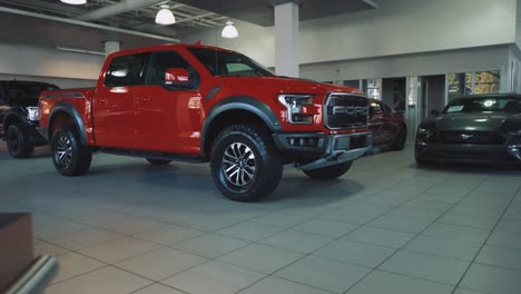 Roter-Ford-F150-Raptor-Pickup-Im-Ausstellungsraum-Des-Händlers-Enthüllt