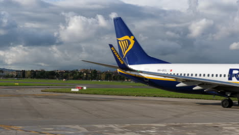 Ryanair-Boeing-Rodadura-A-La-Pista-Principal-Antes-De-Despegar,-Napoli,-Italia