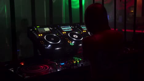 DJ-Frau-Mixt-In-Einem-Nachtclub