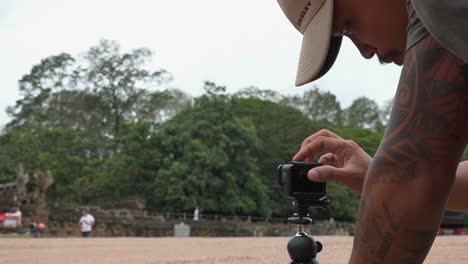 Hombre-Asiático-Configurando-Gopro-Para-Filmar-En-Angkor-Wat-Hd