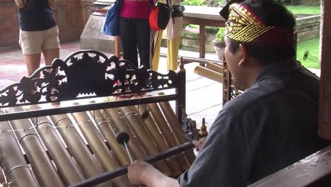 Músico-Tocando-Rindik,-Instrumento-Musical-Tradicional-De-Bali
