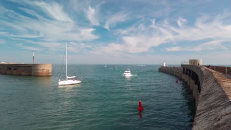 Boote,-Die-In-Den-Hafen-Von-Brighton,-Großbritannien,-Ein--Und-Ausfahren