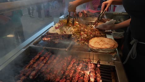 Brochetas-De-Bistec-A-La-Parrilla-En-Un-Puesto-De-Comida-Durante-La-Feria-Estatal-De-Carolina-Del-Norte