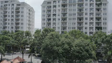 Vista-Aérea-Del-Parque-Urbano-Moderno-Con-Lagos,-Jardines-Exuberantes,-Puentes,-Espacios-Verdes,-Senderos-Y-árboles