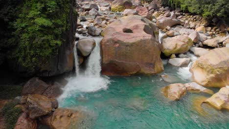 4K-Luftkran-Nach-Oben-Ziehende-Aufnahme-Eines-Wasserbeckens-In-Der-Nähe-Der-Rainbow-Falls-In-Nongrigat,-Cheerapunji,-Meghalaya