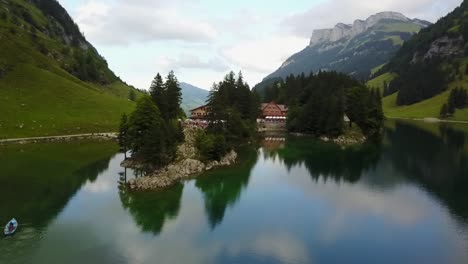 Die-Spiegelung-Des-Himmels-Im-Wasser,-Gestört-Durch-Ein-Kleines-Boot-In-Der-Romantischen-Landschaft-Der-Schweizer-Alpen