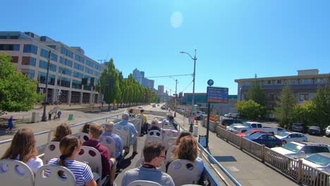 Fahrt-Mit-Einem-Touristenbus,-Der-Die-Stadt-Und-Sehenswürdigkeiten-In-Seattle-Besichtigt