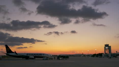 Schöner-Sonnenuntergang-über-Einem-Ryanair-Flugzeug-Am-Flughafen-Alicante