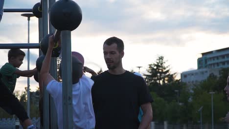 Hombre-Enseñando-Habilidades-De-Parkour-A-Un-Niño-En-Un-Parque-De-Entrenamiento-En-La-Ciudad-De-Cluj,-Napoca,-Rumania---Primer-Plano