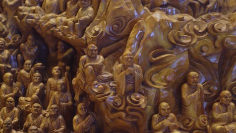Chinesische-Kunstgeschichte-Rollmalerei,-Geschnitzt-In-Tausend-Jahre-Alten-Kampferbaumstamm,-Holzschnitzerei