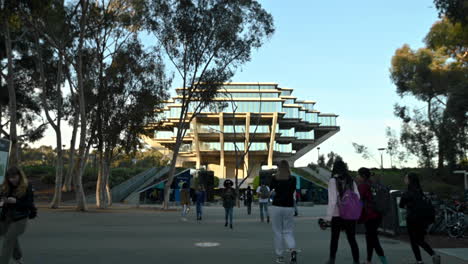 The-beautifully-designed-Geisel-Library-in-the-UC-San-Diego-campus---wide-shot