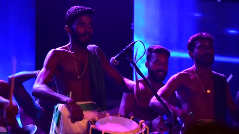 Eine-Gruppe-Von-Künstlern,-Die-Chenda-Melam-singari-Melam-Bei-Einem-Fest-Der-Architekturhochschule-In-Kerala-Aufführten