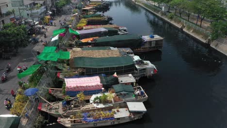 Luftaufnahme-Des-Schwimmenden-Blumenmarktes-Und-Des-Flussufers-In-Saigon-Oder-Ho-Chi-Minh-Stadt-In-Vietnam
