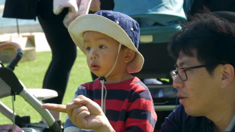 Asiatischer-Junge-Mit-Down-Syndrom-Mit-Seinem-Vater