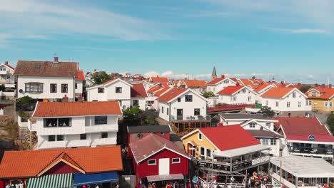 Vuelo-Aéreo-De-Drones-Ascendentes-En-El-Paseo-Marítimo-De-Smogen,-Bohuslan-En-Suecia