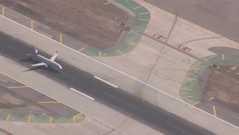 An-American-Airlines-flight-arrives-at-KLAX,-Los-Angeles-International-Airport