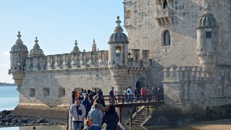 Turistas-Entrando-A-La-Torre-De-Belem-En-Un-Puente-De-Madera-En-Lisboa,-Portugal
