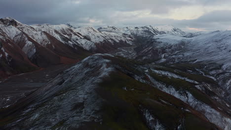Aerial-reveal-of-winter-highland-rivers-and-valley-in-Landmannalaugar,-Iceland