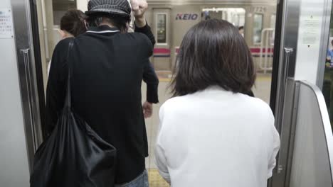 Tokio,-Japan-–-Menschen-Kommen-Aus-Der-U-Bahn-Station-–-Nahaufnahme