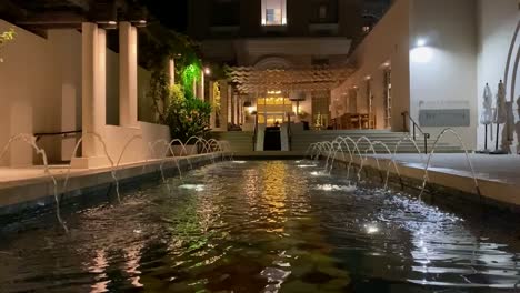 Fuentes-De-Agua-Por-La-Noche-En-El-Hotel-Westin,-Pasadena