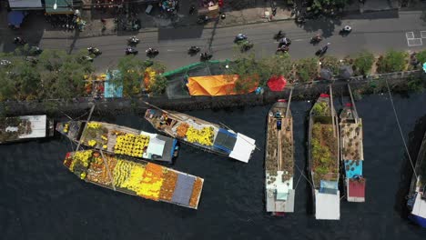 Vista-Aérea-Estática-De-Arriba-Hacia-Abajo-Del-Mercado-Flotante-De-Flores-Y-La-Carretera-En-Saigón-O-Ciudad-Ho-Chi-Minh-En-Vietnam