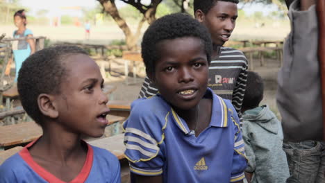 Un-Grupo-De-Niños-Locales-En-Ziway,-Etiopía,-Se-Paran-Afuera-Mientras-Se-Lleva-A-Cabo-Un-Evento-De-Caridad