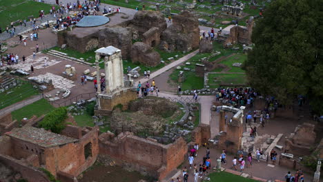 Zeitraffer-Von-Touristen,-Die-Sich-Um-Die-Ruinen-Des-Antiken-Römischen-Forums-Herumtreiben