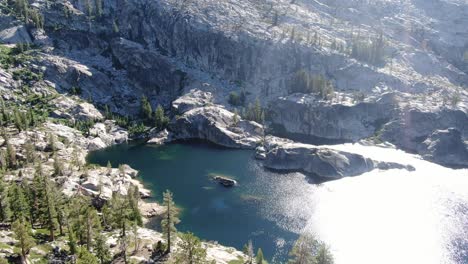 4K-Luftaufnahmen-Aus-Filmischen-Drohnen,-Die-Einen-Wunderschönen-Alpensee-Mit-Inseln-Und-Wasserfällen-In-Der-Trostlosen-Wildnis-In-Den-Bergen-Der-Sierra-Nevada-In-Kalifornien-Mit-Freunden-Und-Familie-Im-Sommer-Zeigen
