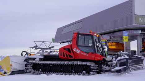 Snowcat-Rojo-Junto-A-Una-Estación-De-Telesilla-En-La-Cima-De-La-Montaña