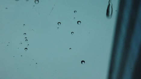 Die-Regentropfen,-Die-Sehr-Langsam-Auf-Die-Fenster-Fallen,-Erfrischen-Und-Beleben-Die-Aussicht