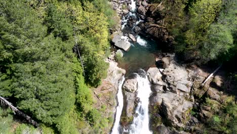 Drohnenaufnahmen,-Die-Flussabwärts-Zum-Wasserfall-Bei-Coquille-Falls-Schwenken