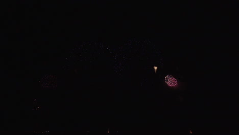 Das-Feuerwerk-Endet-Nach-Einer-Abendlichen-Flugshow-Mit-Einer-Gewaltigen-Explosion