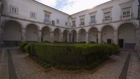 Jardín-Central-En-El-Ayuntamiento-De-Estremoz-En-Alentejo,-Portugal