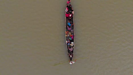 4K-Luftaufnahme-Von-Oben-Nach-Unten-Von-Menschen-In-Einem-Ruderboot,-Die-In-Ein-Landgebiet-Auf-Der-Insel-Majuli-River-Evakuiert-Werden,-Das-In-Den-Monsunfluten-Von-Brahmaputra-Untergetaucht-Ist