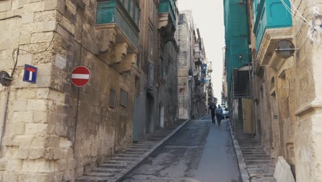 Menschen,-Die-In-Einer-Engen-Straße-In-Valleta,-Malta,-Spazieren-Gehen
