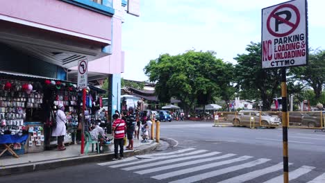 Vendedor-De-La-Ciudad-De-Davao-En-La-Calle-Con-Carteles-Y-Crucero-De-Cebra-En-La-Carretera