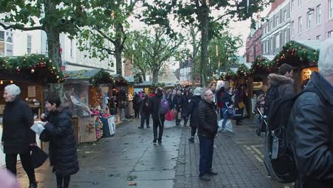 Compradores-De-Navidad-En-El-Mercado-De-Navidad-En-La-Ciudad-De-York,-Inglaterra