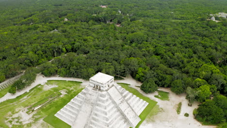 Luftperspektive-Der-Chichen-Itza-Pyramide,-Des-Gerichts,-Des-Observatoriums,-Aller-Gebäude-Und-Des-Dschungels-Von-Oben